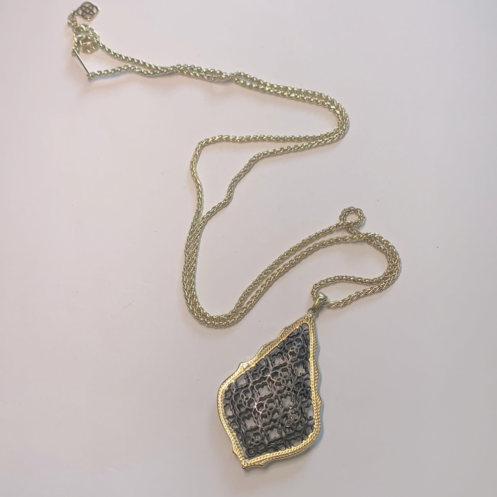Kendra Scott necklace
